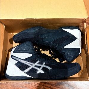 Asics wrestling shoes size 6